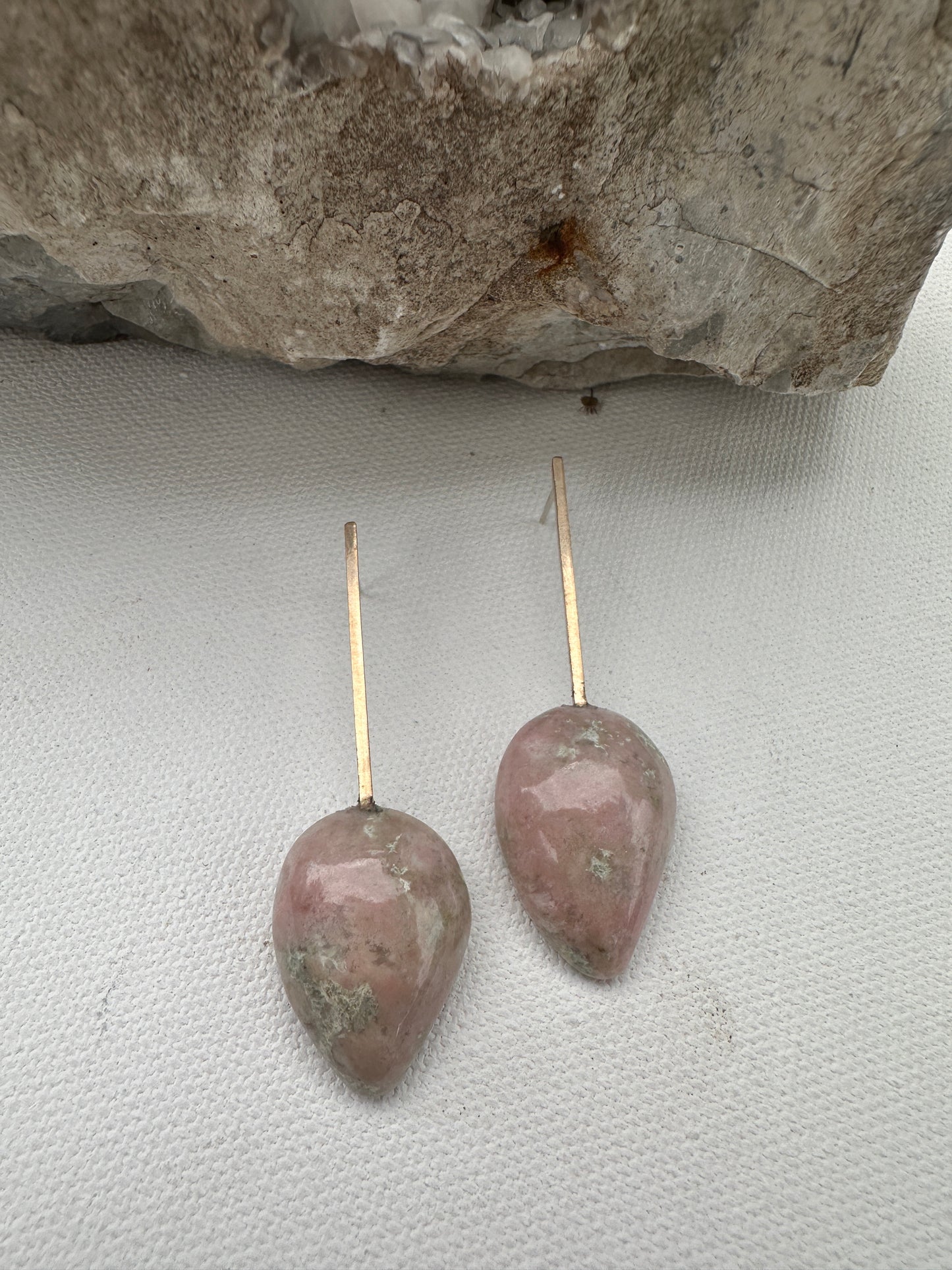 Thulite in nephrite jade