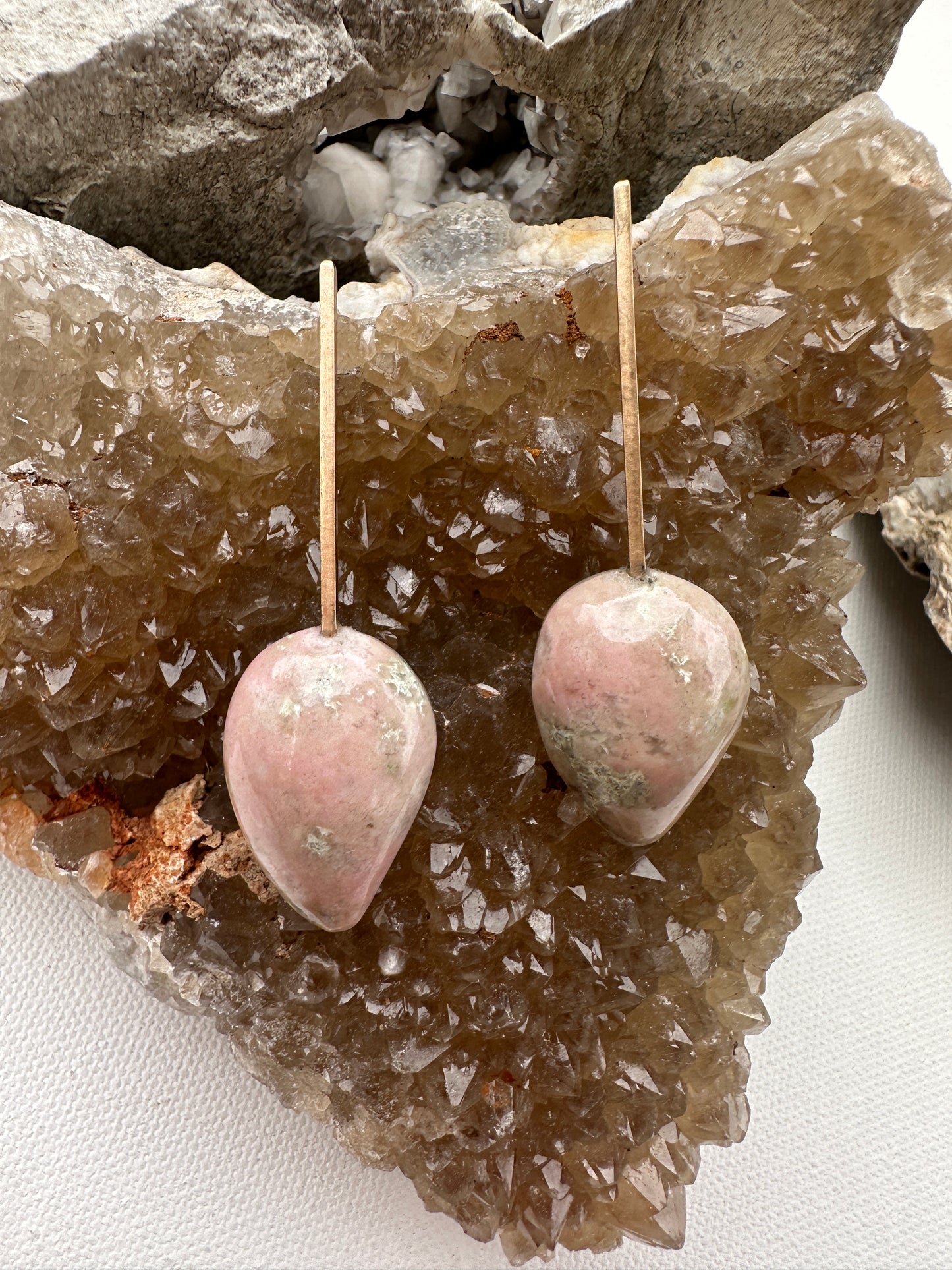 Thulite in nephrite jade