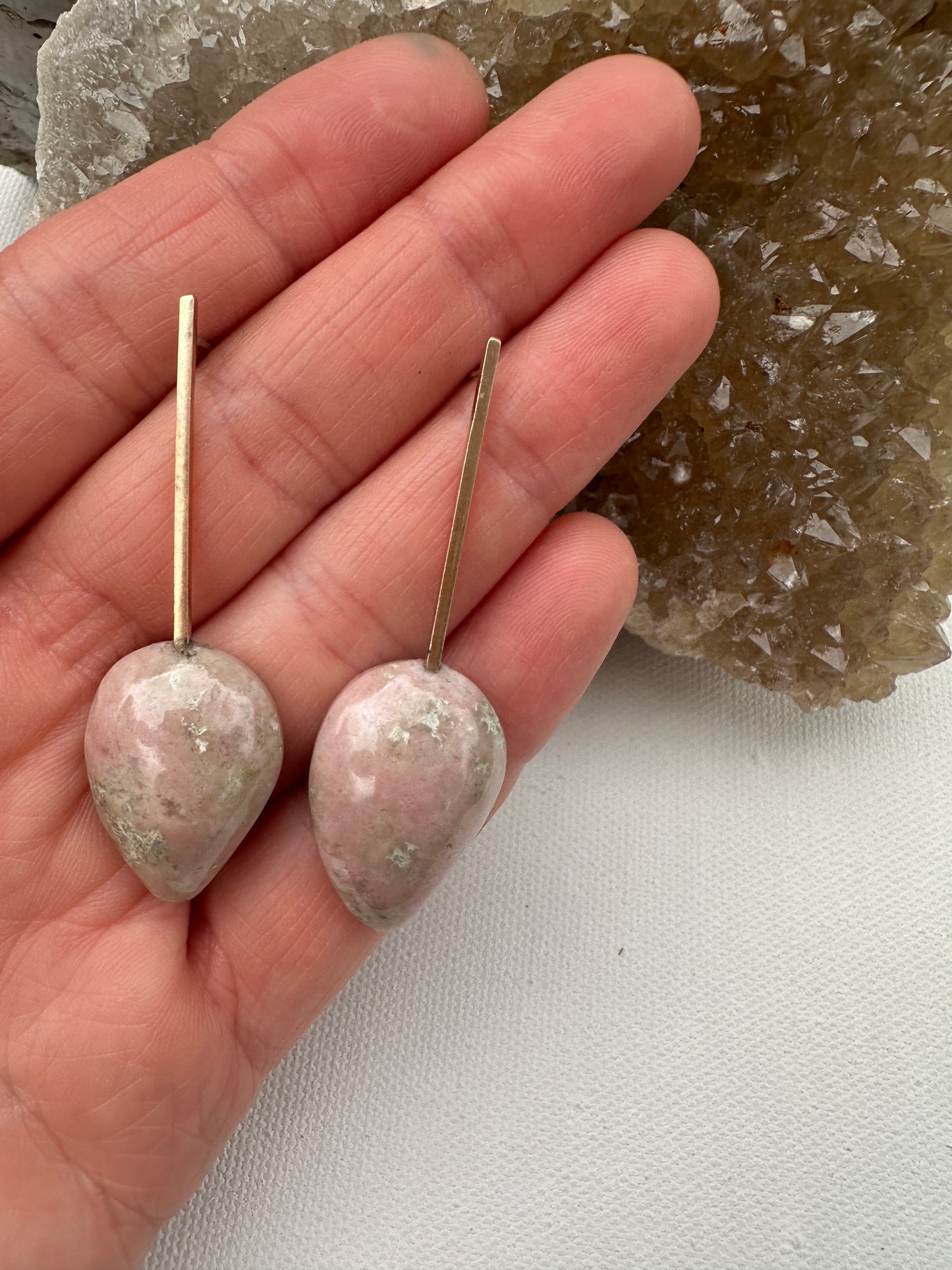 Thulite in nephrite jade