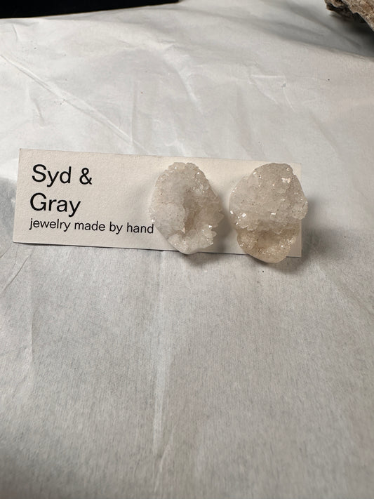 Druzy quartz stud