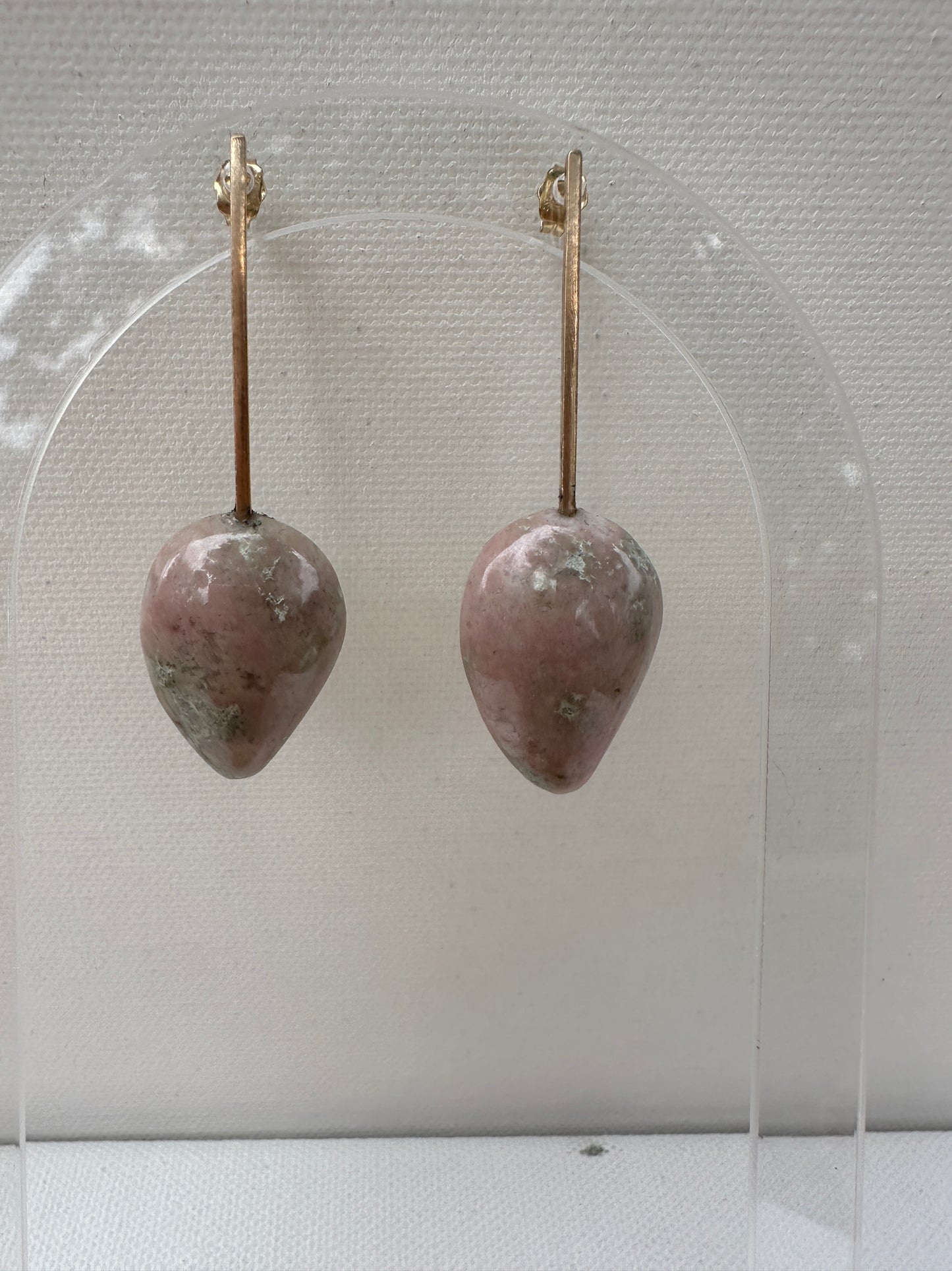 Thulite in nephrite jade